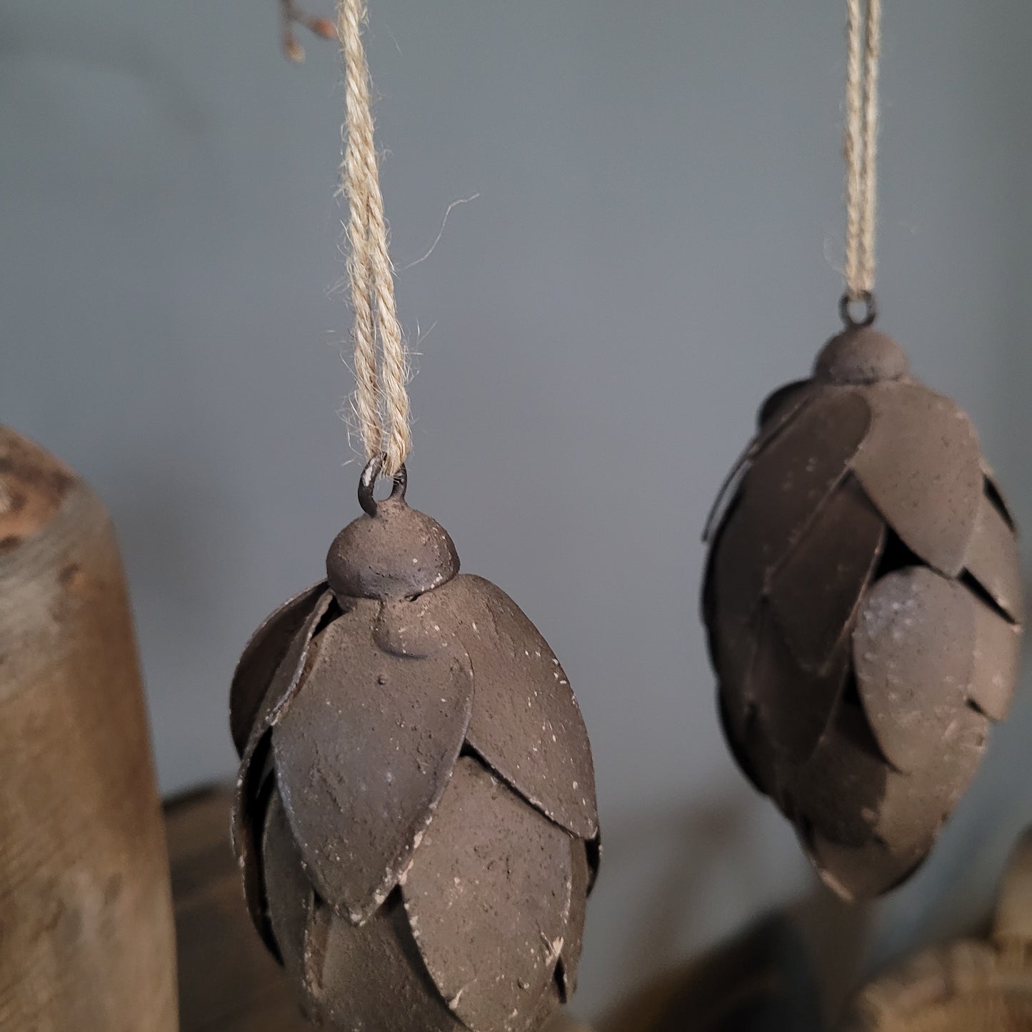 Roest ornament aan touw S