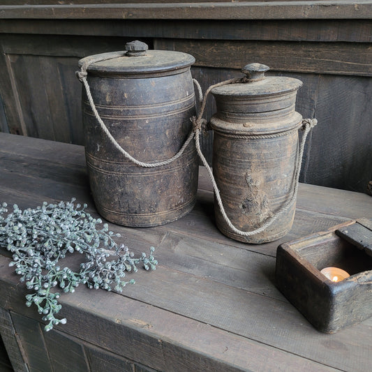 Uniek oud houten kruik met deksel nr. 2 (rechts)