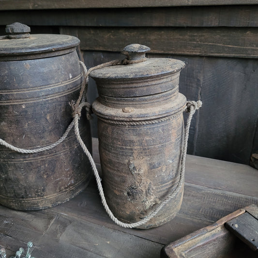 Uniek oud houten kruik met deksel nr. 2 (rechts)
