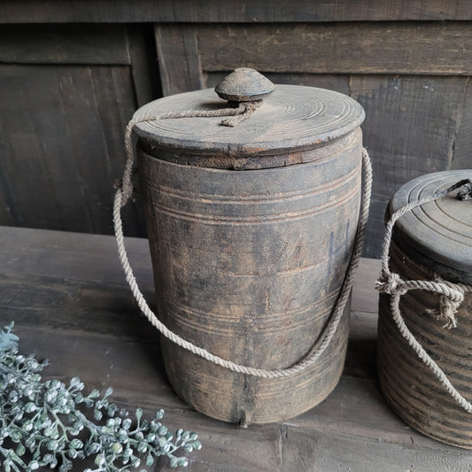Uniek oud houten kruik met deksel nr. 11 (links)