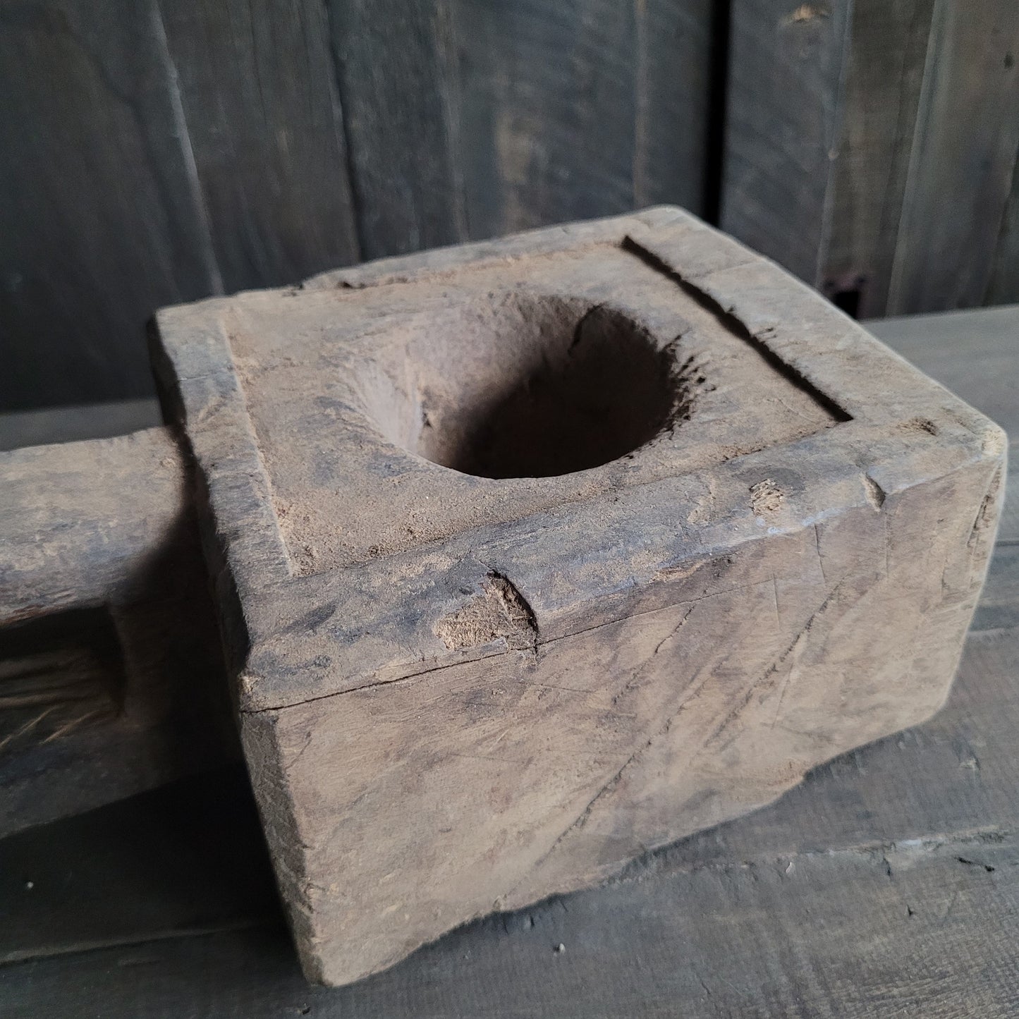 Uniek oud houten vijzel met handvat