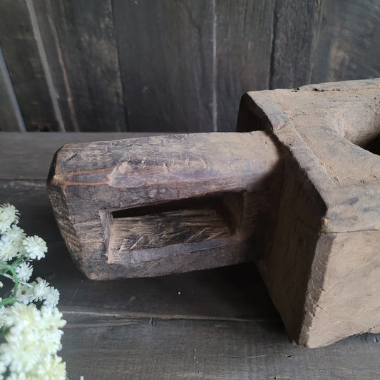 Uniek oud houten vijzel met handvat