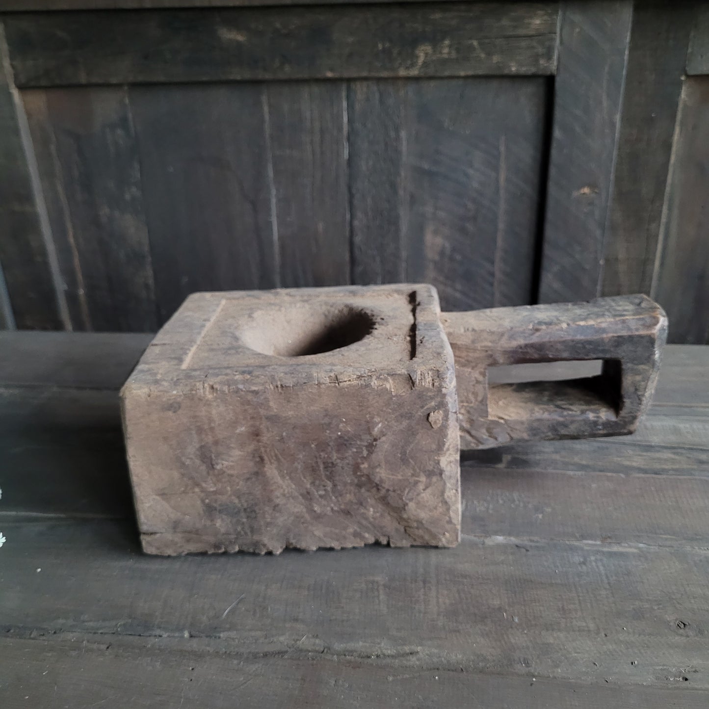 Uniek oud houten vijzel met handvat