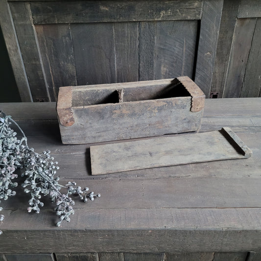 Uniek oud houten vakken bakje met deksel