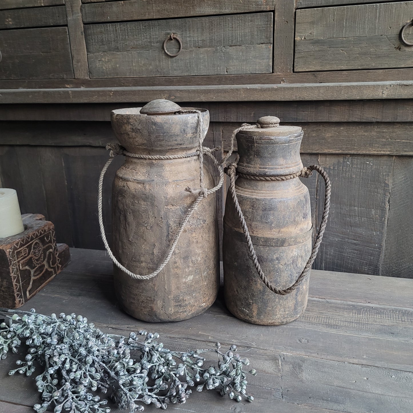Uniek oud houten kruik met deksel nr. 24 (rechts)