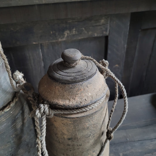 Uniek oud houten kruik met deksel nr. 31 (rechts)
