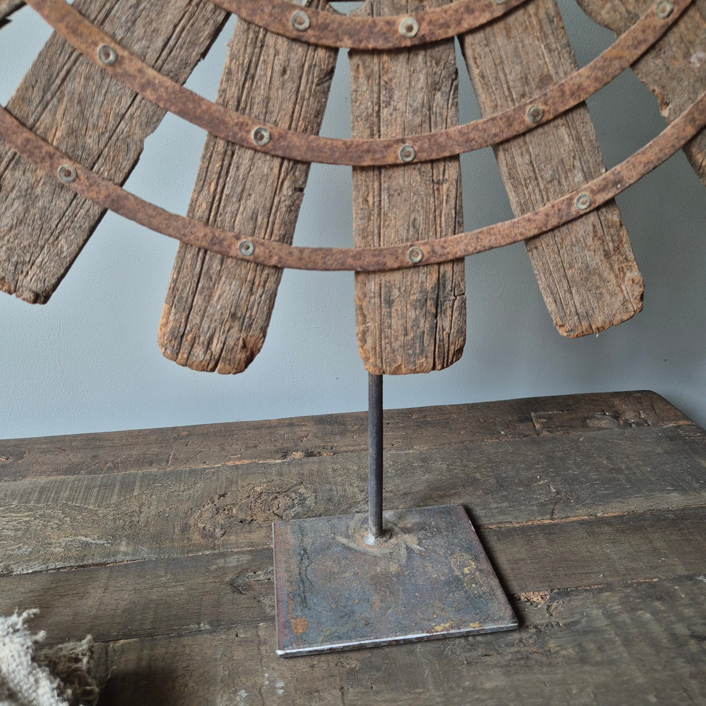 Uniek oud houten spinnewiel op statief nr. 6