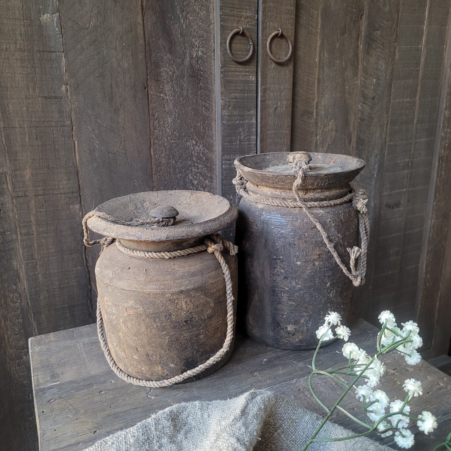 Uniek oud houten kruik met deksel nr. 44 (links)