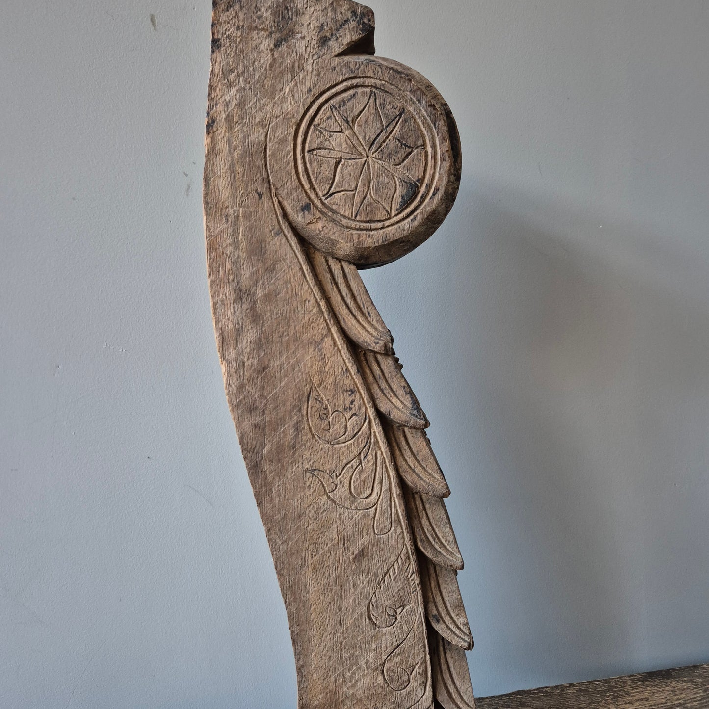 Uniek oud houten ornament op statief