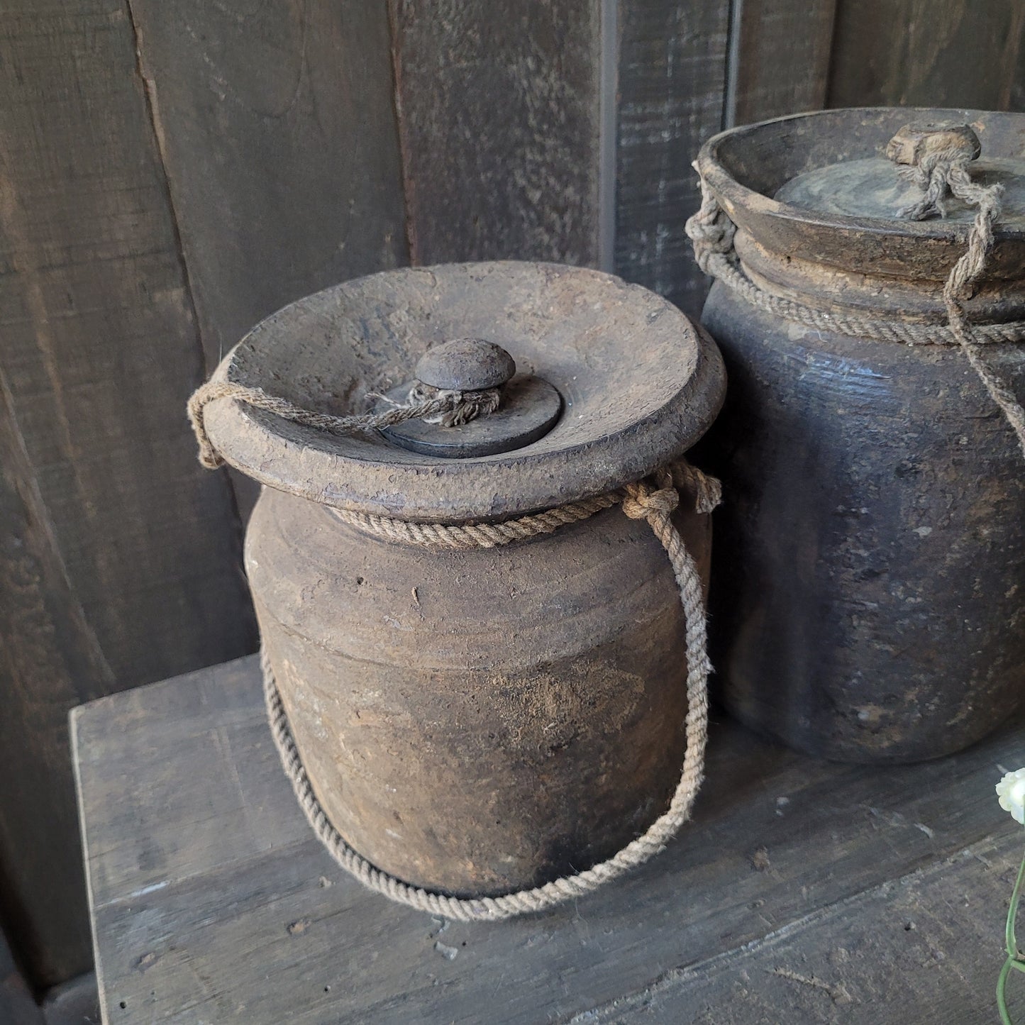 Uniek oud houten kruik met deksel nr. 44 (links)