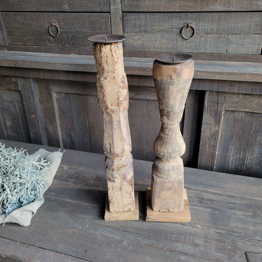 Oud houten kandelaar nr. 2 (links)