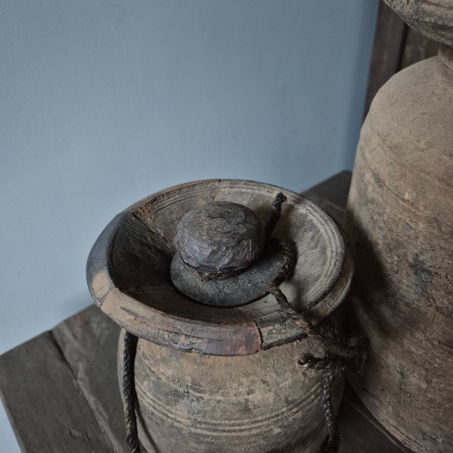 Oud houten kruik met deksel nr. 131 (links)