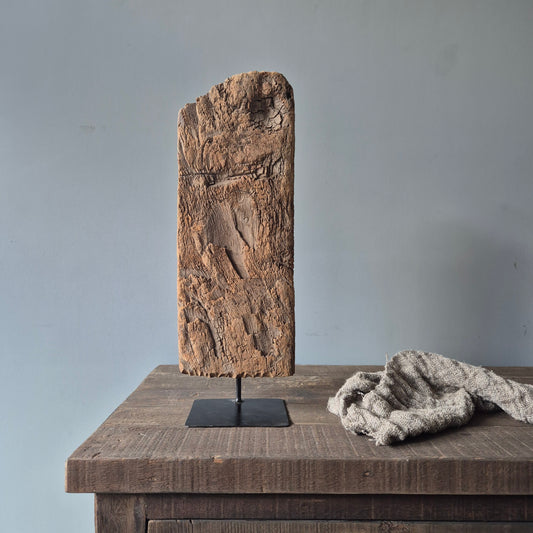 Houten ornament op statief