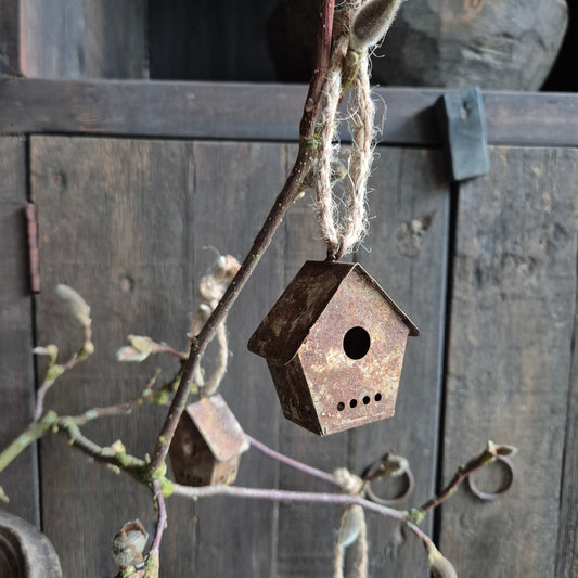 Huisje hanger aan touw roest