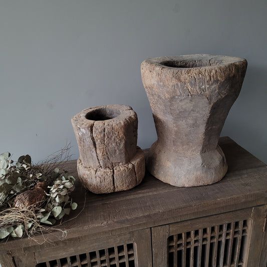 Uniek oud houten vijzel nr. 4 (rechts)