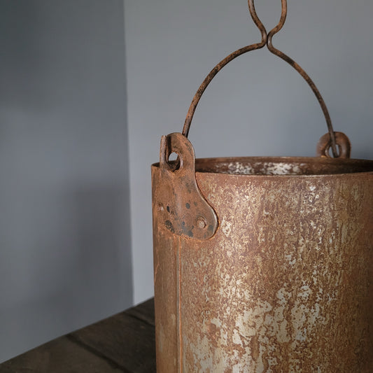 Roestige pot met hengsel