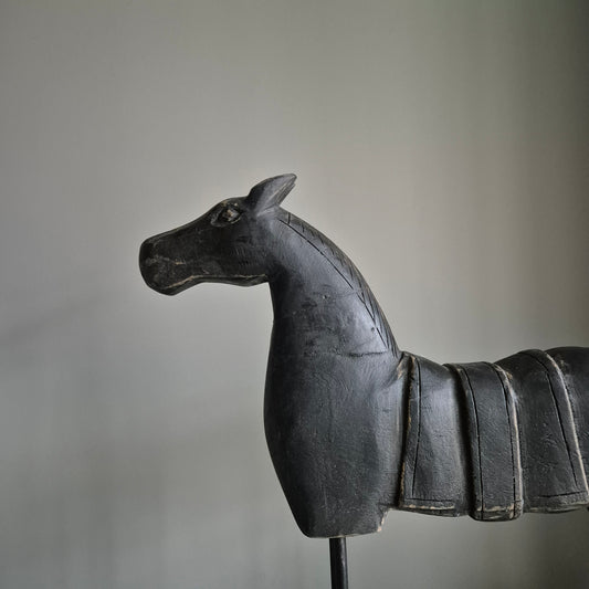 Uniek houten paard op statief