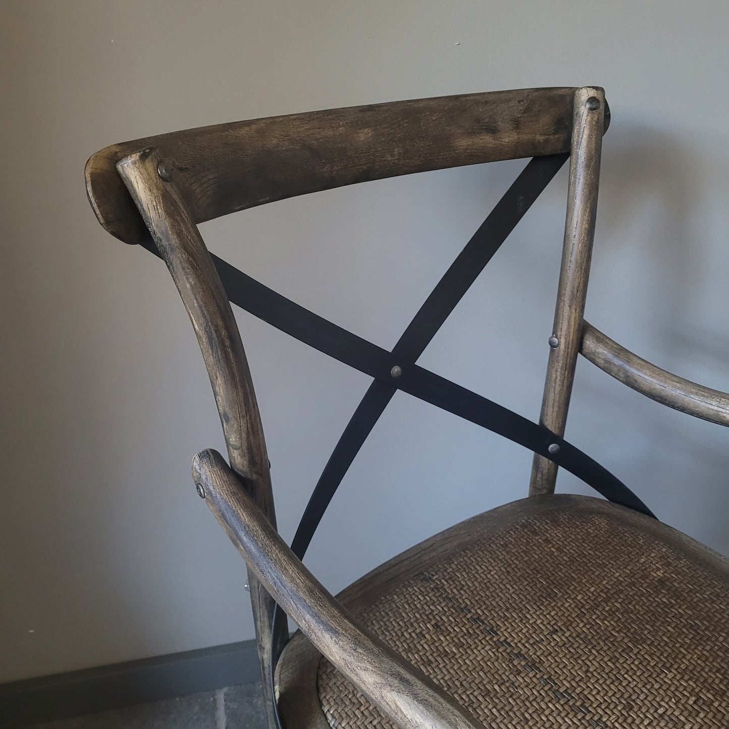 Houten stoel kruisrug | met armleuning