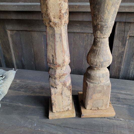 Oud houten kandelaar nr. 2 (links)