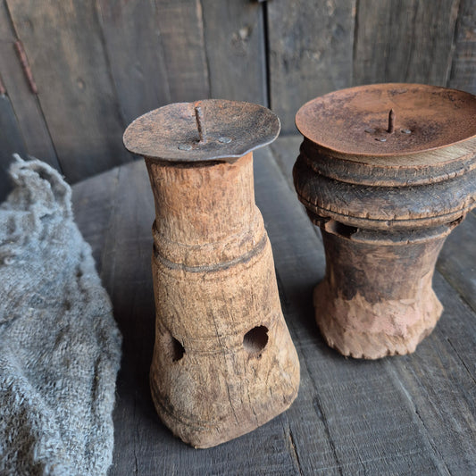 Oud houten kandelaar nr. 35 (links)