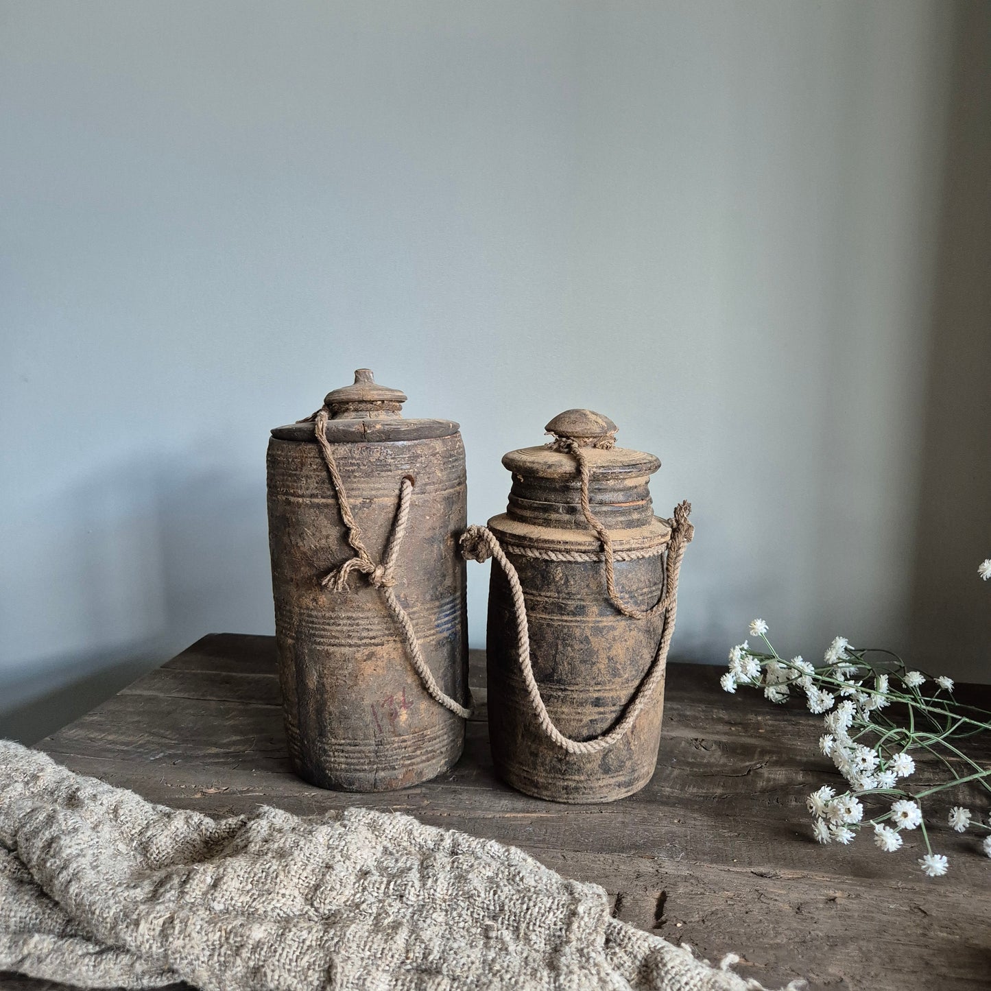 Uniek oud houten kruik met deksel nr. 82 (links)