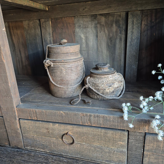 Uniek oud houten kruik met deksel nr. 66 (rechts)