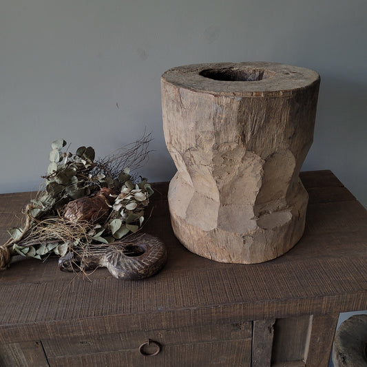 Uniek oud houten vijzel nr. 6.