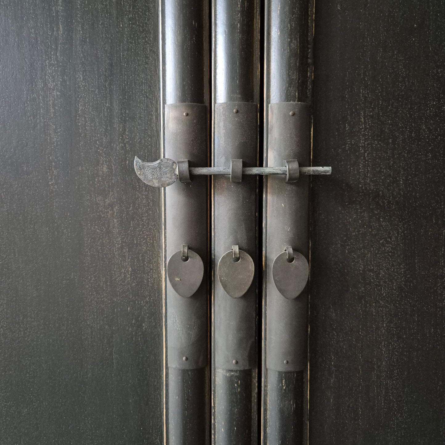 Hoge kast met slot | China black