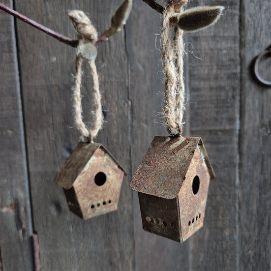 Huisje hanger aan touw roest