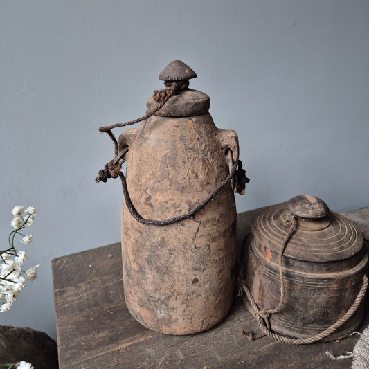 Oud houten kruik met deksel nr. 150 (links)