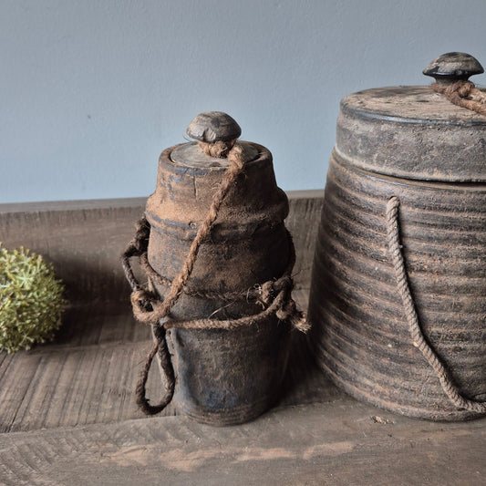 Uniek oud houten kruik met deksel nr. 13 (links)