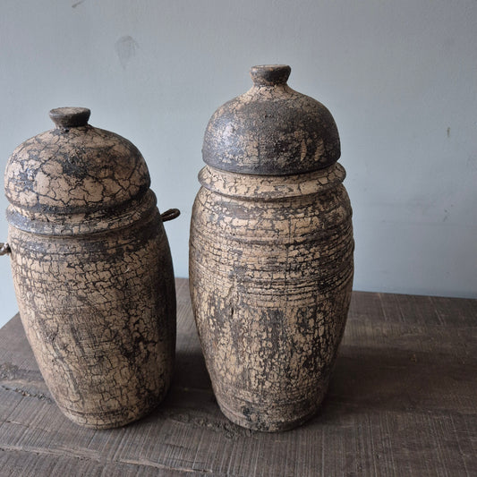 Oud houten kruik met deksel | Luksa nr. 2 (rechts)