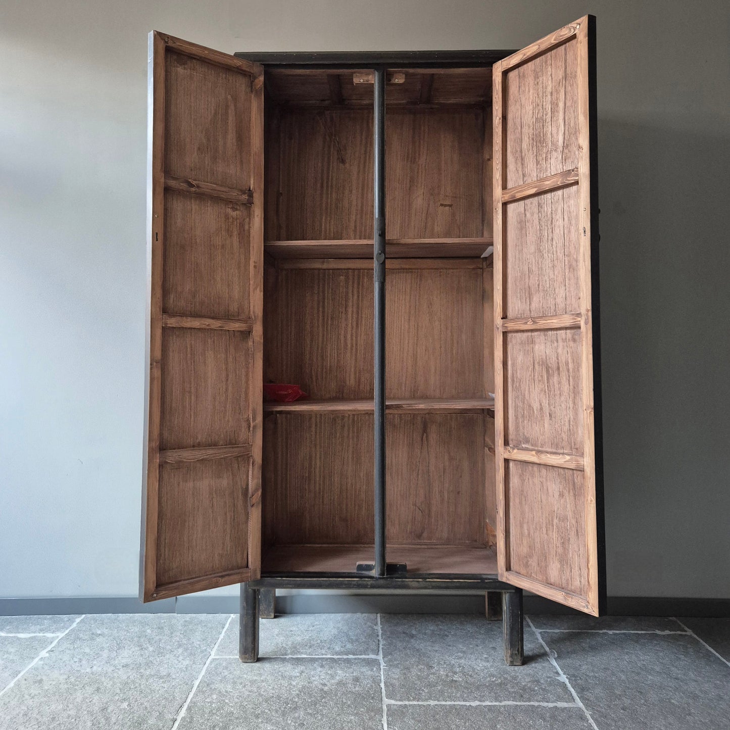 Hoge kast met slot | China black