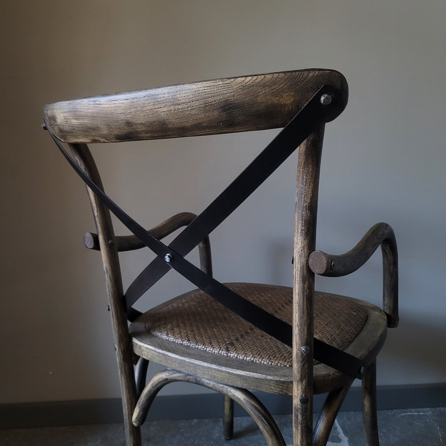 Houten stoel kruisrug | met armleuning