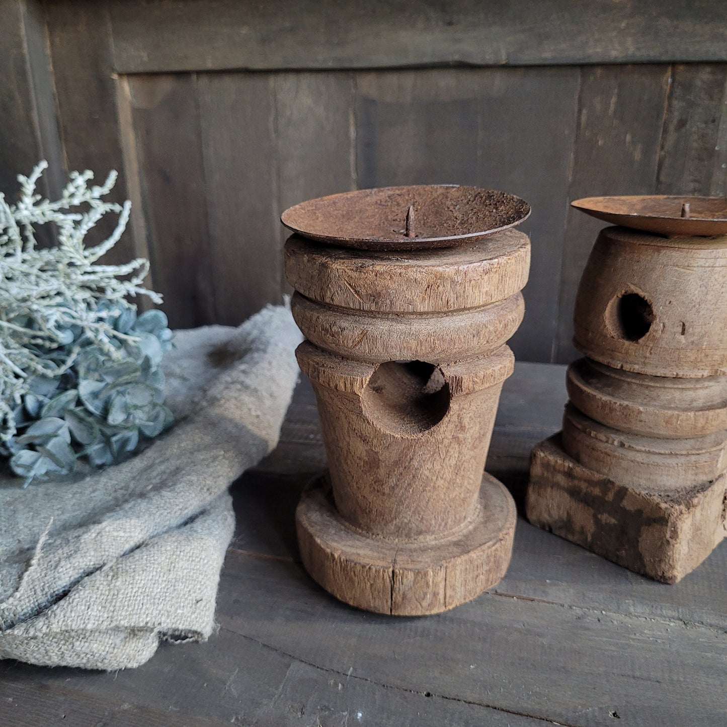 Uniek oud houten kandelaar nr. 4 (links)