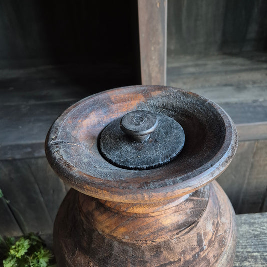 Oud houten kruik met deksel Luksa nr. 2