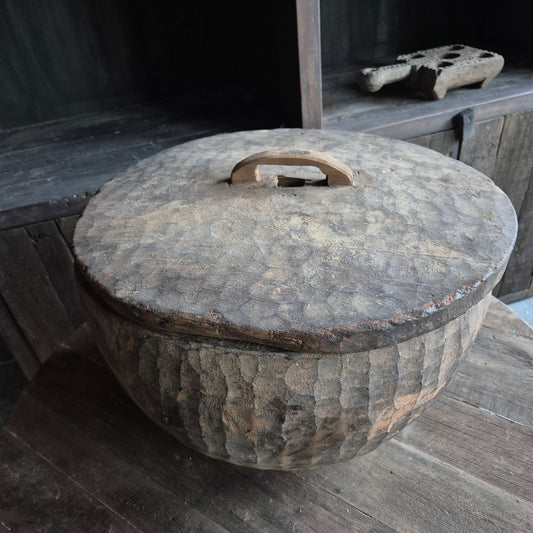 Oud houten bak met deksel
