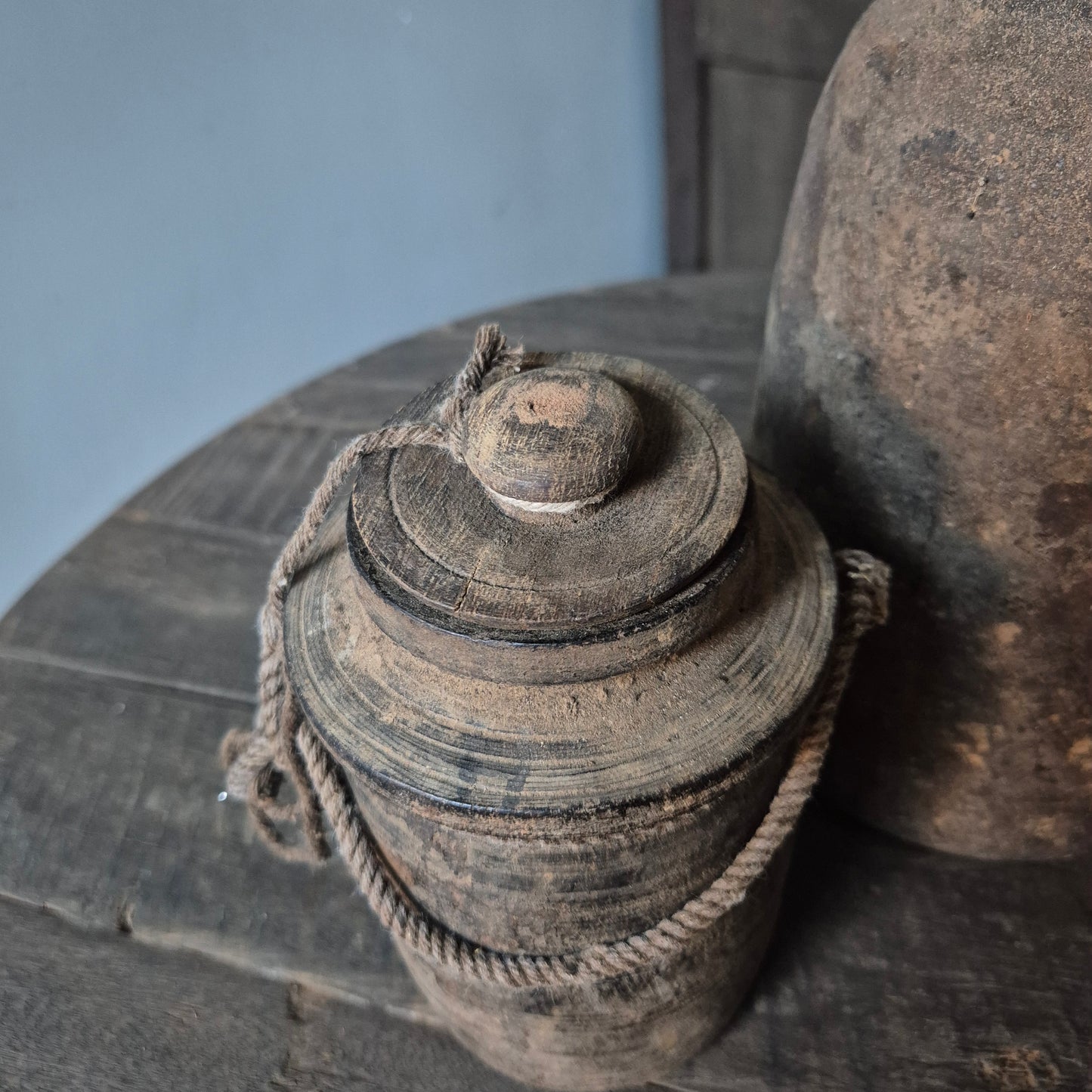 Oud houten kruik met deksel nr. 114 (links)