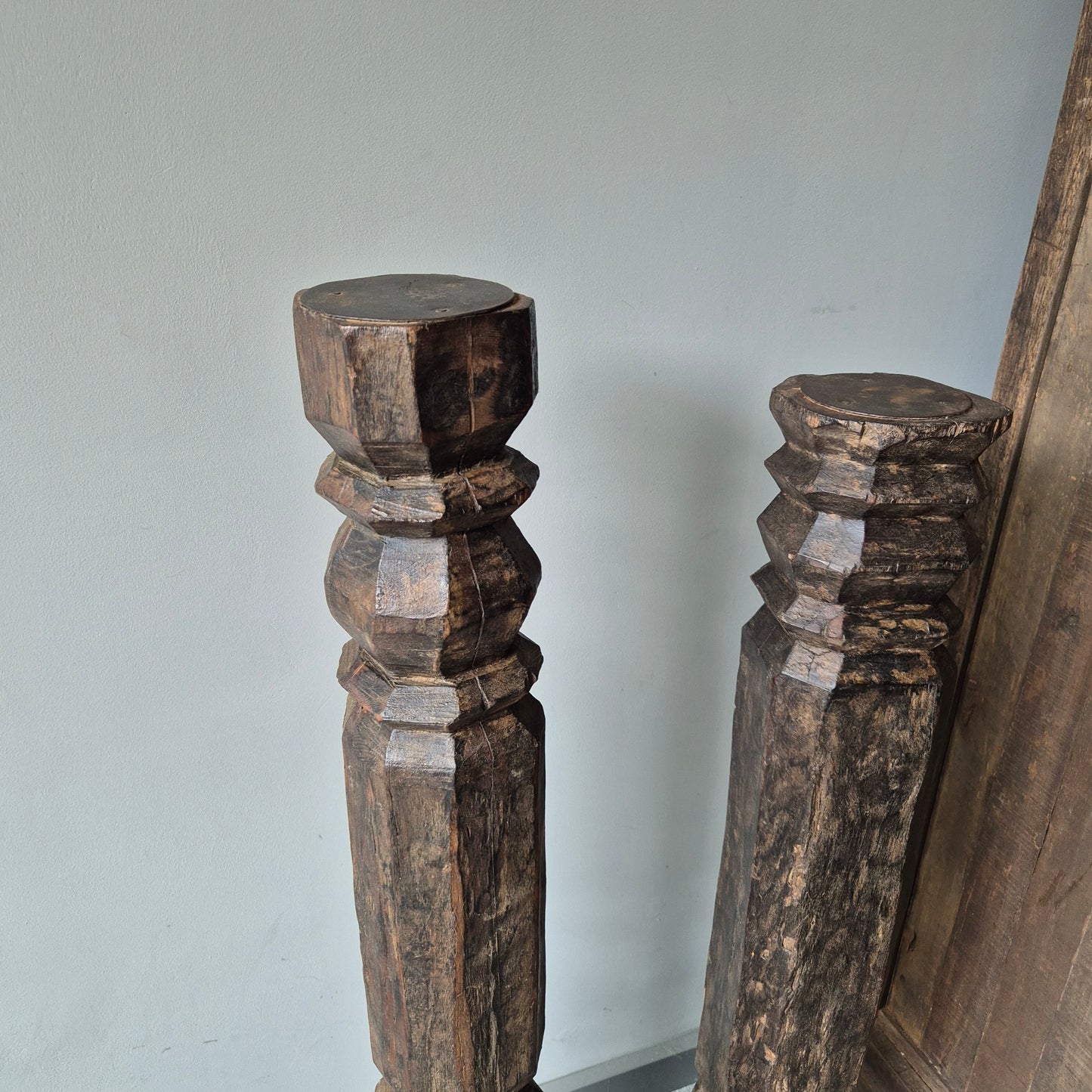 Uniek oud houten baluster nr. 1 (links)