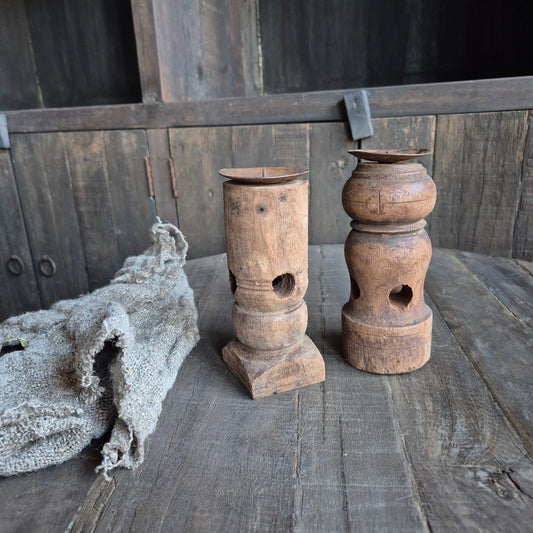 Oud houten kandelaar nr. 32 (links)