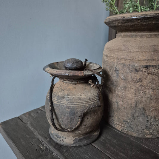 Oud houten kruik met deksel nr. 131 (links)