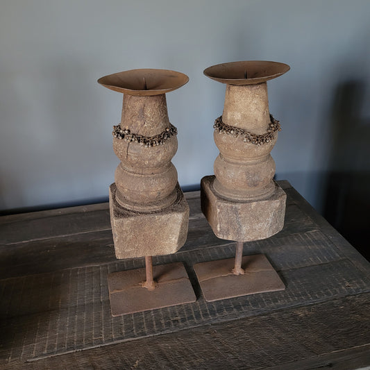 Uniek oud houten kandelaar op statief