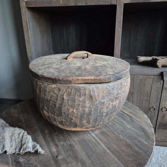 Oud houten bak met deksel