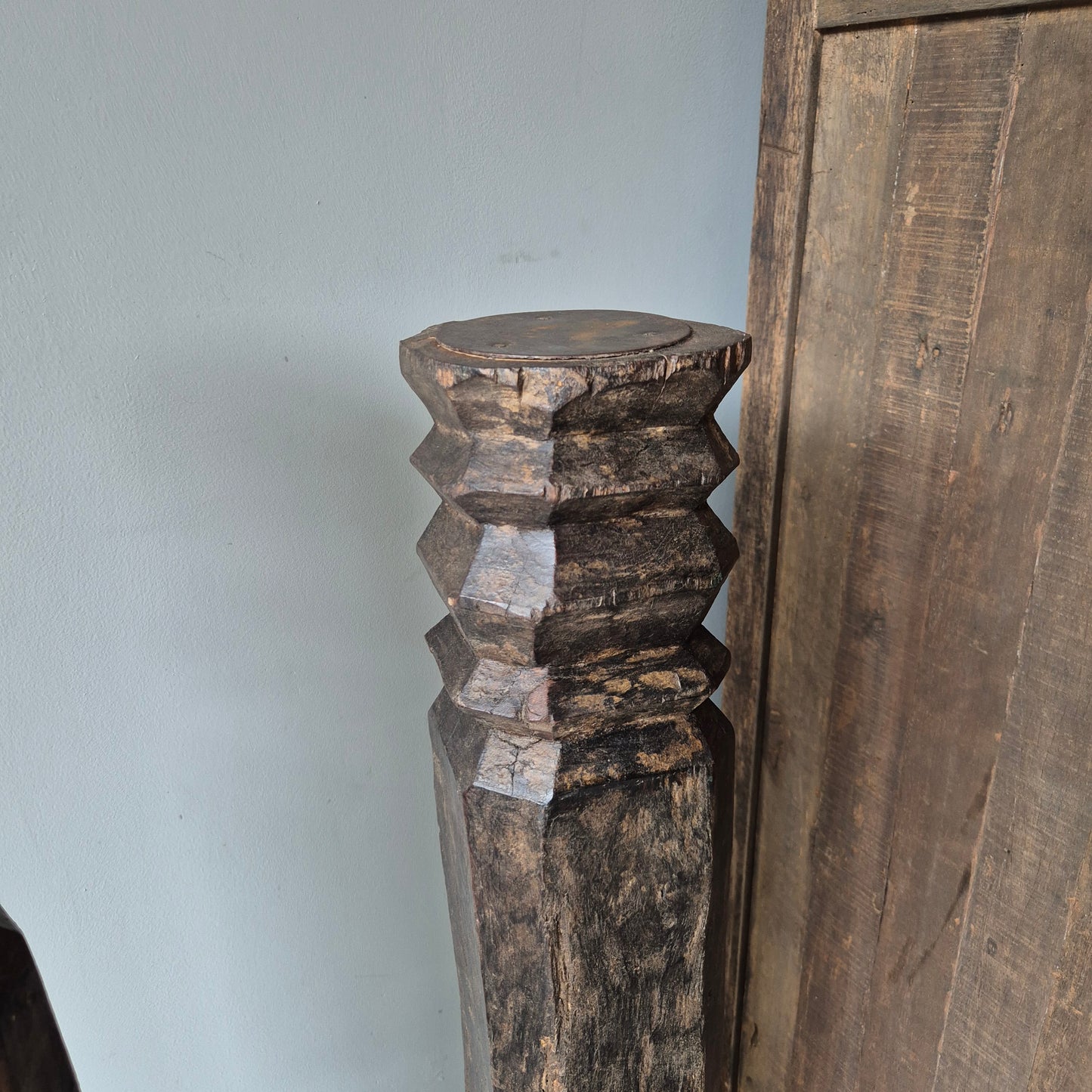 Uniek oud houten baluster nr. 2 (rechts)