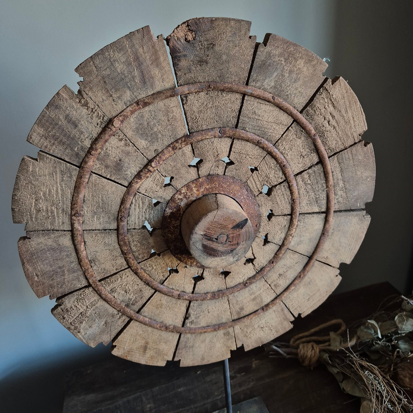Uniek oud houten spinnewiel op statief nr. 3