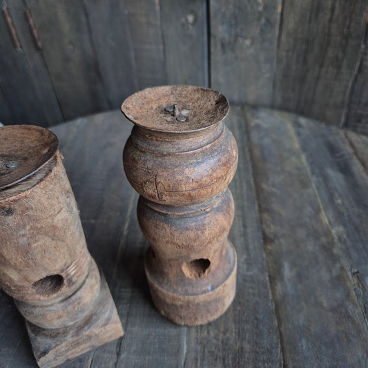 Oud houten kandelaar nr. 33 (rechts)