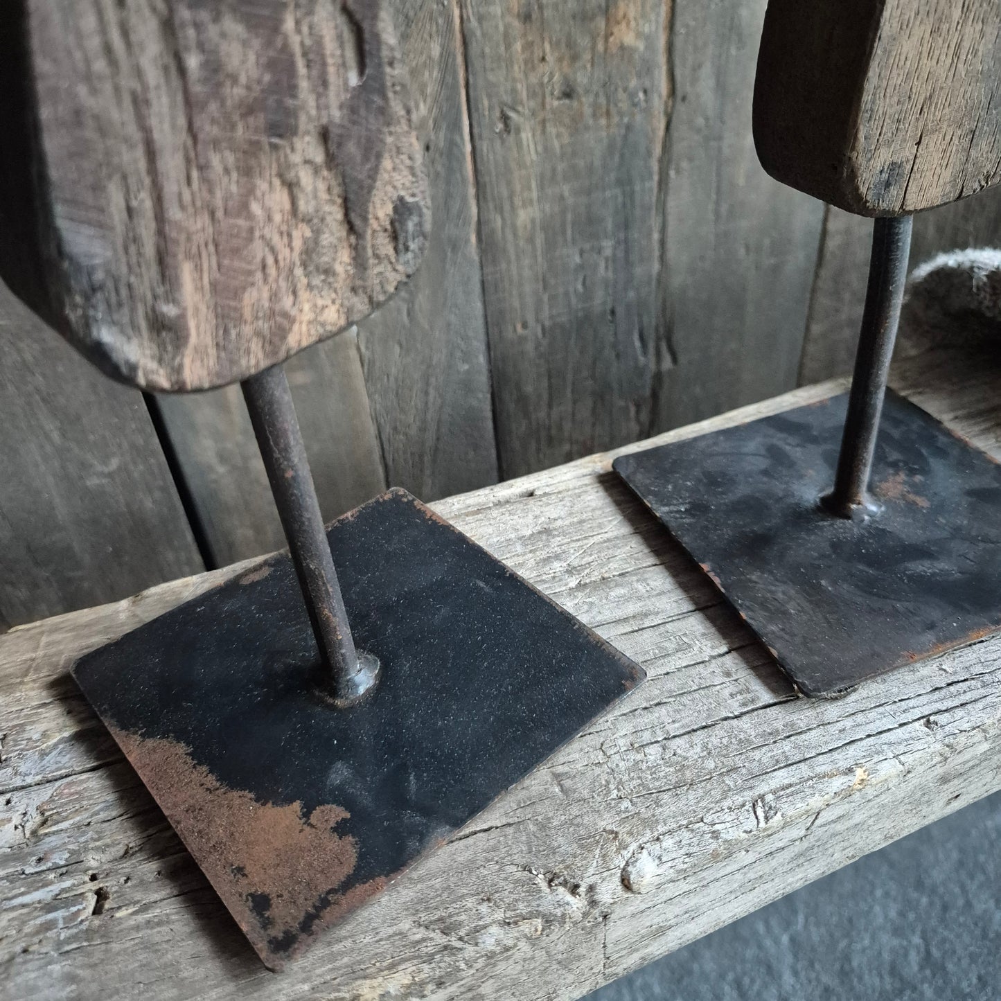 Uniek houten ornament op statief