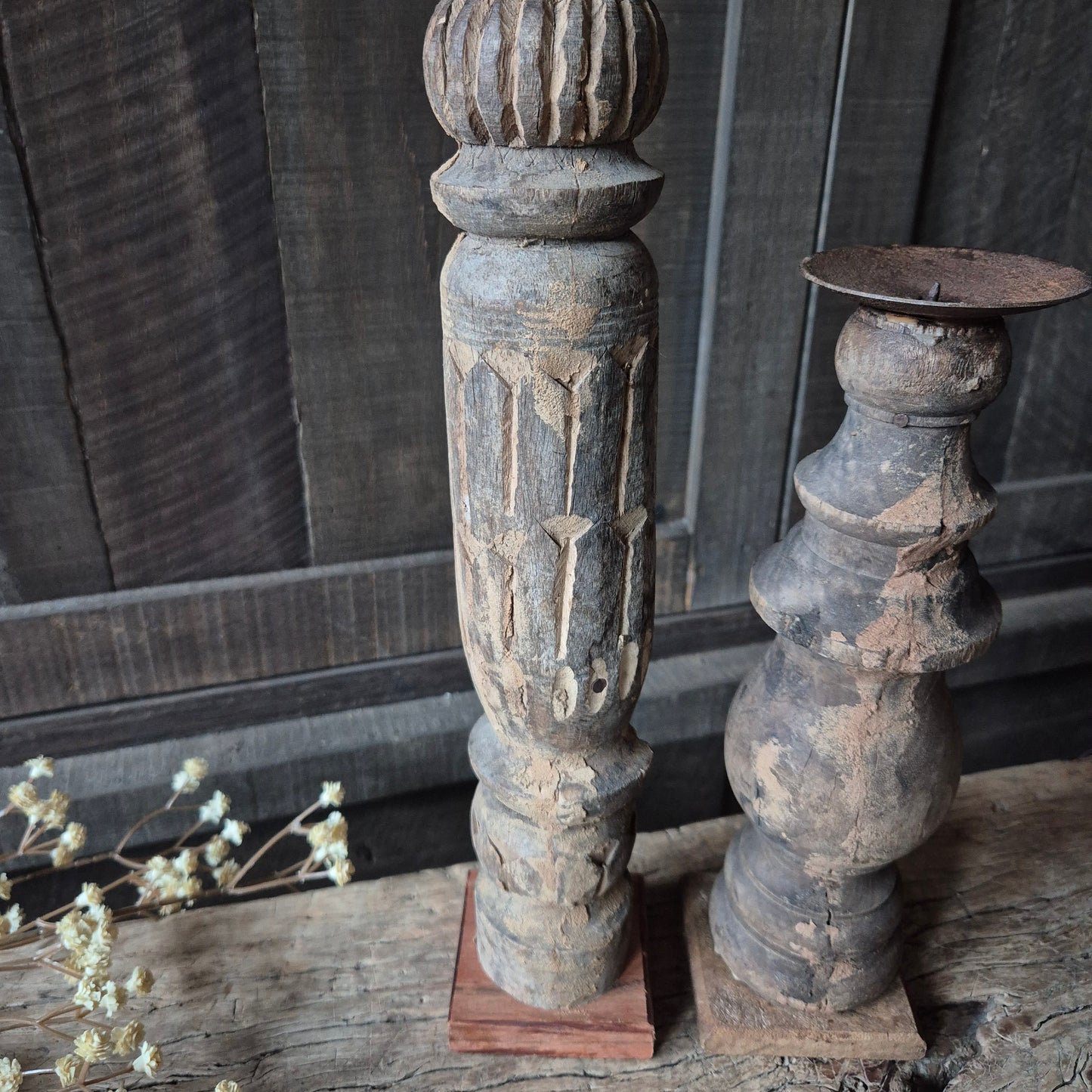 Uniek oud houten kandelaar nr. 18 (links)