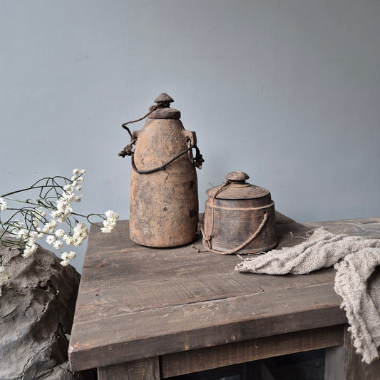 Oud houten kruik met deksel nr. 150 (links)