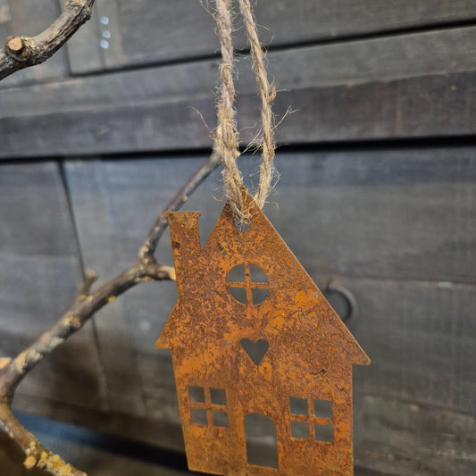 Huisje hanger aan touw hart roest